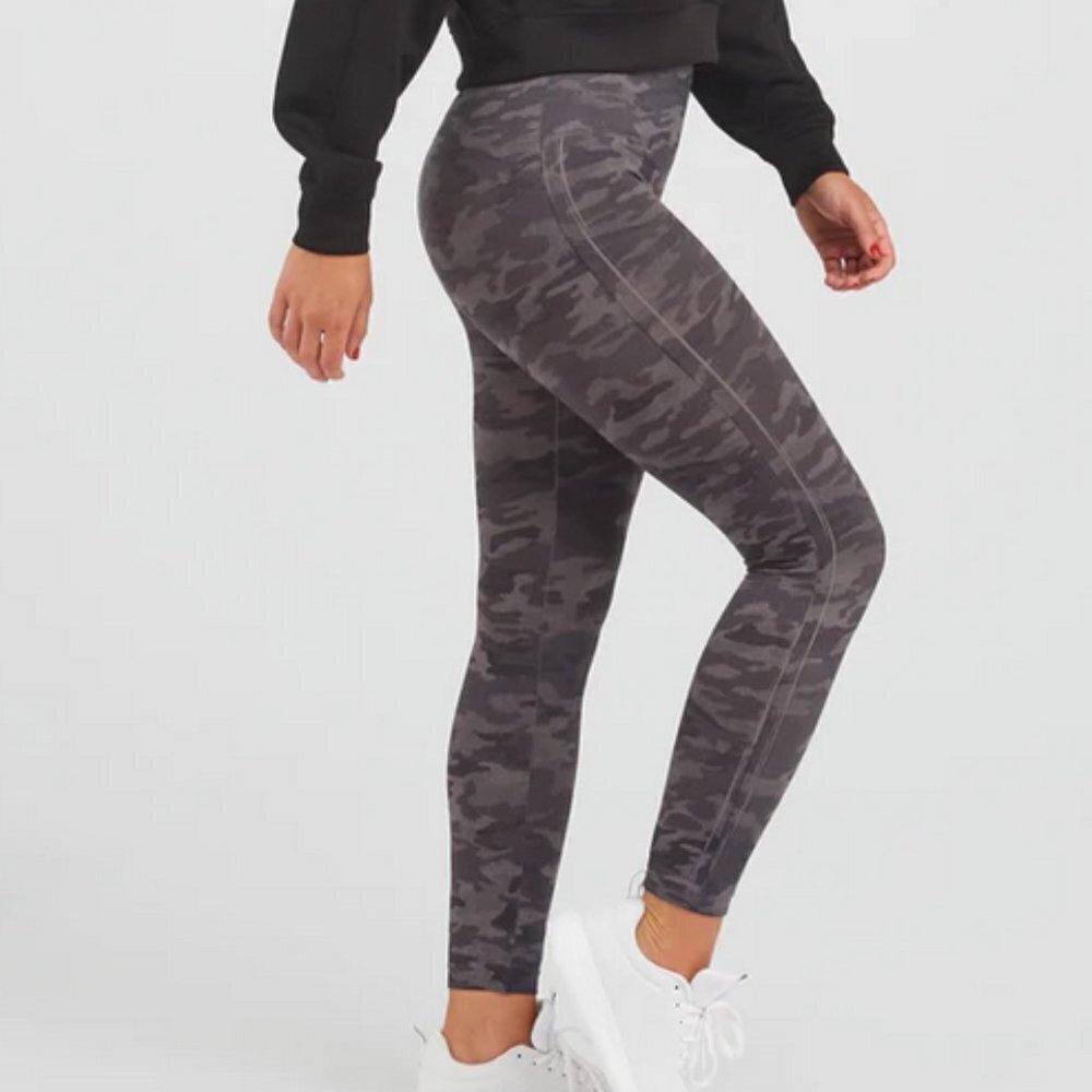 Spanx Look‎ At Me Now Seamless Camo Leggings Grey Camoflage Stretch 7/8 sz Sm